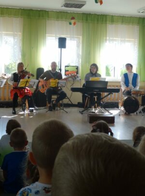 Zabezpieczone: Mobilna Filharmonia – „Kierunek Północ – z walizką pełną melodii”