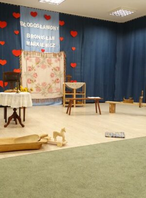 Zabezpieczone: Spotkanie z ks. Bronisławem Markiewiczem-  spektakl teatralny w wykonaniu uczniów III klasy Szkoły Podstawowej w Pruchniku