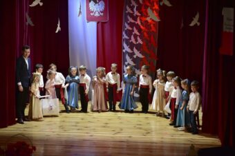 Taniec MAZUR w wykonaniu dzieci z grupy SŁONECZEK w ramach Przeglądu Tańców Narodowych „Piątka z narodowych” w CKSiT w Pruchniku.