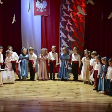 Taniec MAZUR w wykonaniu dzieci z grupy SŁONECZEK w ramach Przeglądu Tańców Narodowych „Piątka z narodowych” w CKSiT w Pruchniku.