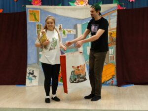 Zabezpieczone: Przedstawienie pt. „Niespodzianka od serca” w wykonaniu aktorów Teatru EDEN