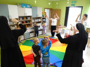 Zabezpieczone: Wizytacja Matki Generalnej Sióstr Michalitek wraz z Siostrą Wikarią w przedszkolu